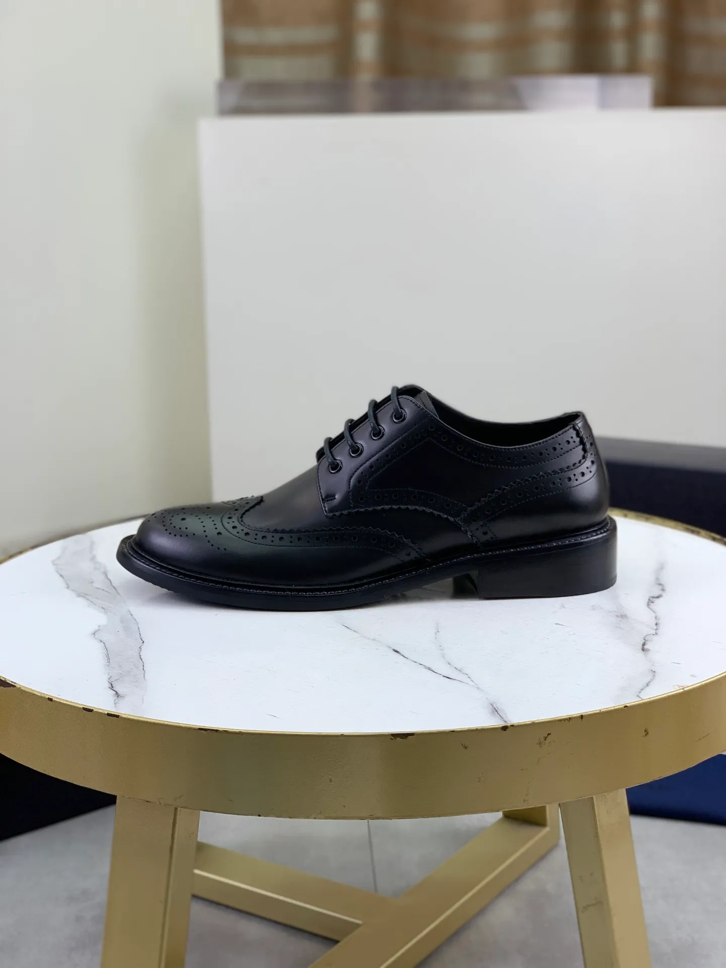 Factory price P980 💰 (genuine leather outsole series) original quality, top version 🔱 ＰＲＡＤＡPrada. Men's business casual leather shoes, top quality cow leather. 1:1 shipment⬆️Luxurious and noble👞All imported original color-changed cowhide, just to create a more comfortable wearing experience. Upper: Original comfortable selected high-end color-changed calfskin➕Top imported water-dyed full cow lining, original lightweight and comfortable high-grade genuine leather outsole✔️Code number: 39-44 (38 45 46 47 can be customized)